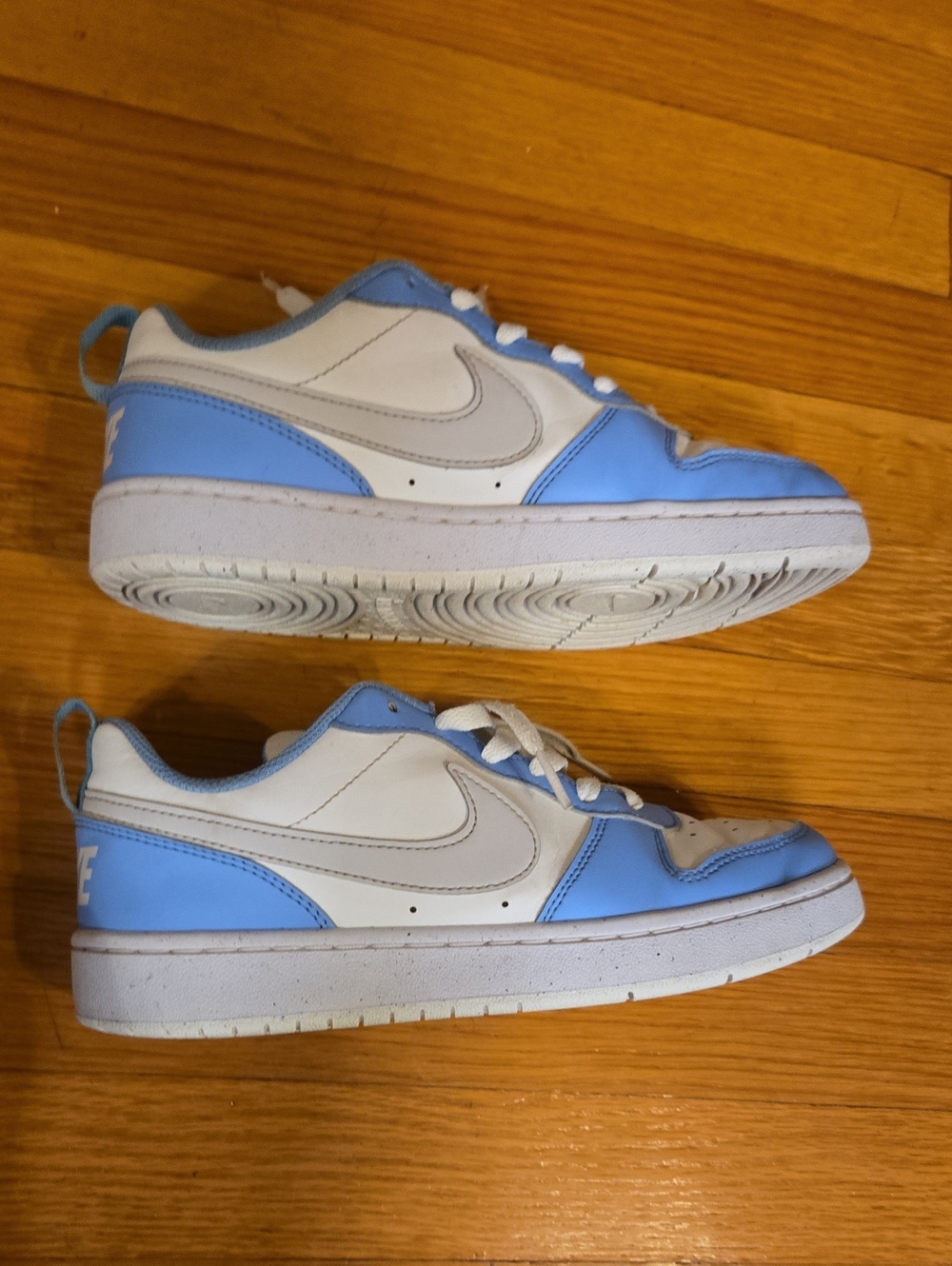 Nike Kids Youth Low-Top Sneakers in White and Light Blue